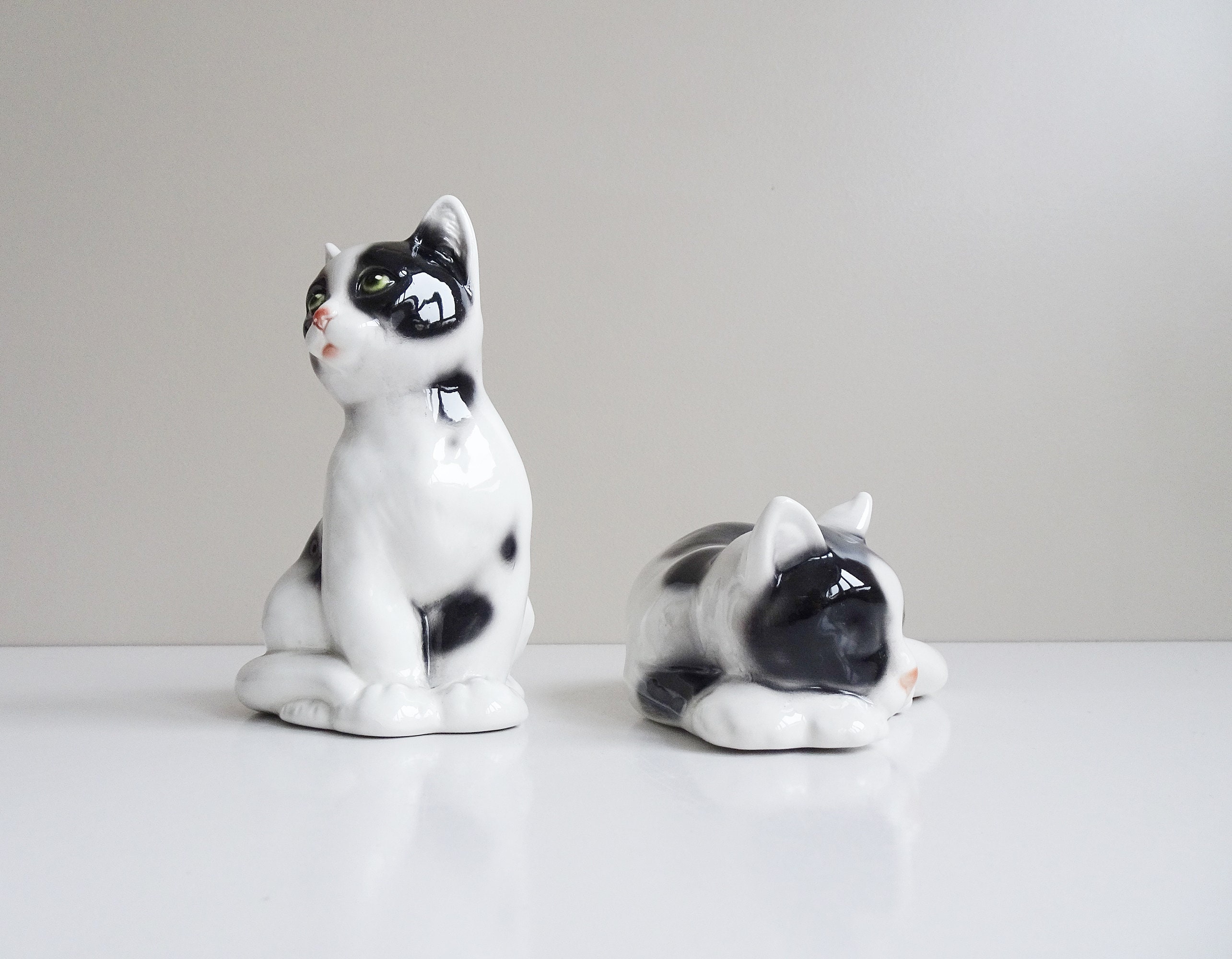 黒白の猫の陶器置物 猫の置物、白黒猫の置物、陶器の動物の彫刻、レトロな猫のカップルの
