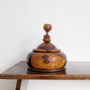 Large round wooden box - Turned wooden bowl with lid - Vintage lidded box with carved floral decoration, 25 cm