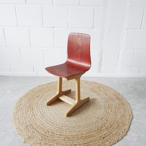 Vintage children's chair with ergonomic seat – Mid-century wooden school furniture