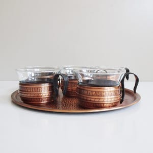 Service à thé 7 pièces en cuivre et verre – Service à thé Mid Century avec tasses et plateau – Service en cuivre vintage des années 1960 – Verres à thé avec anse en fer