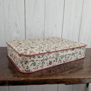Doos met bloemendecoratie, doos met scharnierend deksel, oude kartonnen doos, afbeelding van kattenkop in het deksel