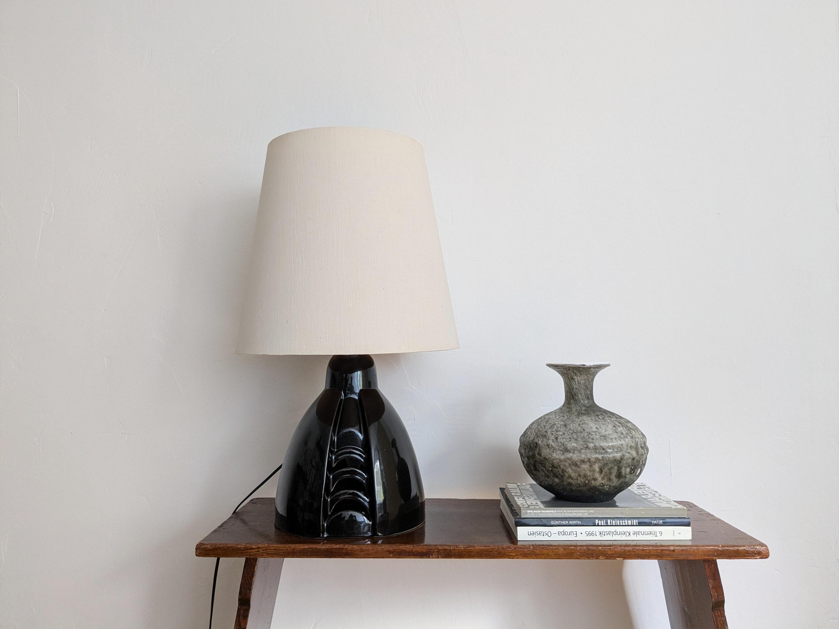 ヴィンテージ陶器ランプ（照明付きベース付き） - シェード付き黒色