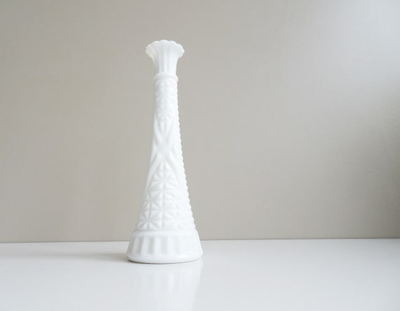 Opal glass vase in white, frosted glass solifleur