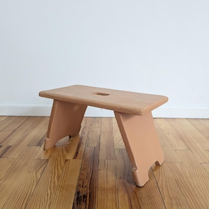 Vintage Tritthocker, kleine Fußbank Holz, Holzschemel rosa, Fußhocker mit Eingriff