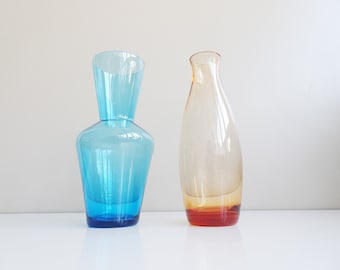 vases en verre colorés en bleu et rose