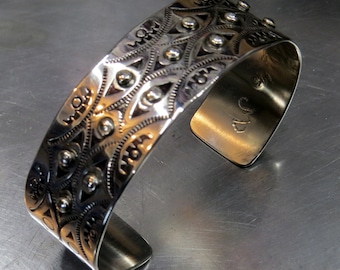 Brazalete ancho "Alhambra" de plata de ley, hecho a mano y con cuentas