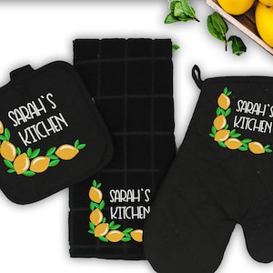 Peut inclure: Ensemble de torchon de cuisine, manique et dessous de plat noirs avec un motif de citron et le texte "Sarah's Kitchen".