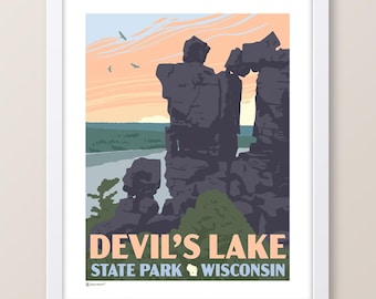 Pode incluir: Um cartaz de viagem de estilo vintage para o Parque Estadual Devil's Lake no Wisconsin. O cartaz apresenta uma vista panorâmica das formações rochosas icônicas do parque, com um céu de pôr do sol ao fundo. O texto "Devil's Lake State Park Wisconsin" está impresso em branco em uma faixa vermelha na parte inferior do cartaz.