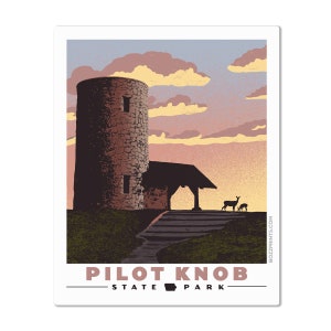 Peut inclure: Une illustration de style vintage du parc d'État de Pilot Knob dans le Missouri. L'illustration représente une tour en pierre avec un toit en bois, des marches menant à la tour et deux cerfs au premier plan. Le ciel est d'un rose et d'un orange doux, avec des nuages. Le texte "Pilot Knob State Park" est écrit en lettres noires sous l'illustration.