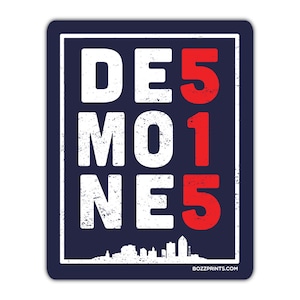 Könnte beinhalten: Ein blauer und weißer Aufkleber mit dem Text "DES MOINES" in Weiß und den Zahlen "515" in Rot. Der Text ist in einer verwitterten Schriftart gehalten und der Aufkleber zeigt unten eine kleine Silhouette der Skyline von Des Moines.