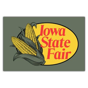 Puede incluir: Ilustración de dos mazorcas de maíz con hojas verdes, sobre un fondo verde. El texto "Iowa State Fair" está en rojo dentro de un óvalo amarillo, un diseño para la feria.