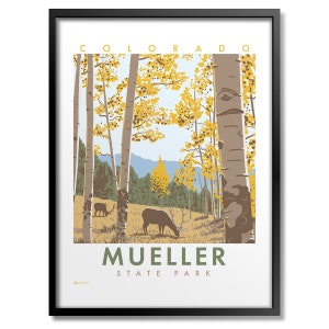 Puede incluir: Un póster de estilo vintage con una vista panorámica del Parque Estatal Mueller en Colorado. El póster representa un bosque con árboles altos, un cielo azul y un par de alces pastando en primer plano. El texto "COLORADO" está en la parte superior del póster, y el texto "MUELLER STATE PARK" está en la parte inferior.