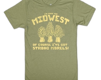 Puede incluir: Una camiseta verde con el texto "I'm from the Midwest" y un gráfico de tres setas morel amarillas. El texto debajo de las setas dice "Of course I've got strong morels!"