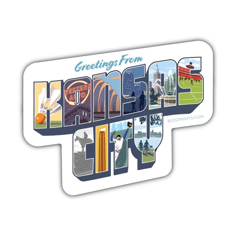 Pu&ograve; includere: Sticker di cartolina "Greetings from Kansas City" con un collage di immagini che rappresentano la citt&agrave;, tra cui il Country Club Plaza, il Kauffman Center for the Performing Arts, il Nelson-Atkins Museum of Art e lo Sprint Center. Lo sticker &egrave; bianco con accenti blu e rossi.