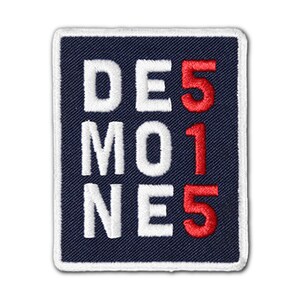 Może przedstawiać: Naszywka haftowana w kolorze granatowym z białymi literami, które brzmią "DES MOINES" i czerwonymi cyframi, które brzmią "515".