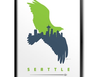 Puede incluir: Una silueta verde y azul de un pájaro con el horizonte de Seattle en su interior. El texto "SEATTLE" está debajo del pájaro. Un balón de fútbol está debajo del texto.