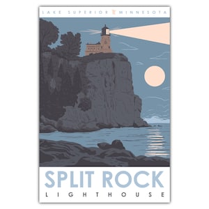 Può includere: Un poster vintage di viaggio con un faro su una scogliera che si affaccia su un specchio d'acqua. Il poster è intitolato "Split Rock Lighthouse" e dice "Lake Superior, Minnesota".