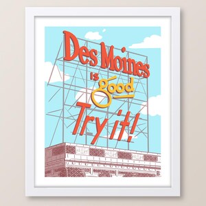 Può includere: Un'illustrazione in stile vintage di un cartellone pubblicitario con il testo "Des Moines is good Try it!" su uno sfondo di cielo blu con nuvole bianche. Il cartellone pubblicitario è sostenuto da una struttura metallica e si trova sopra un edificio in mattoni.