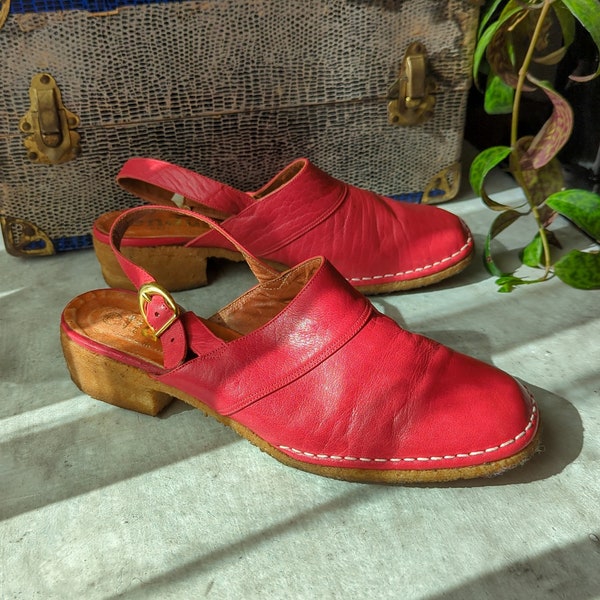 Vintage 1970s Red Leather Mule Clog Shoes Slingback Sandal Mod Boho Flat Gum Sole 60s 70's / US 7.5