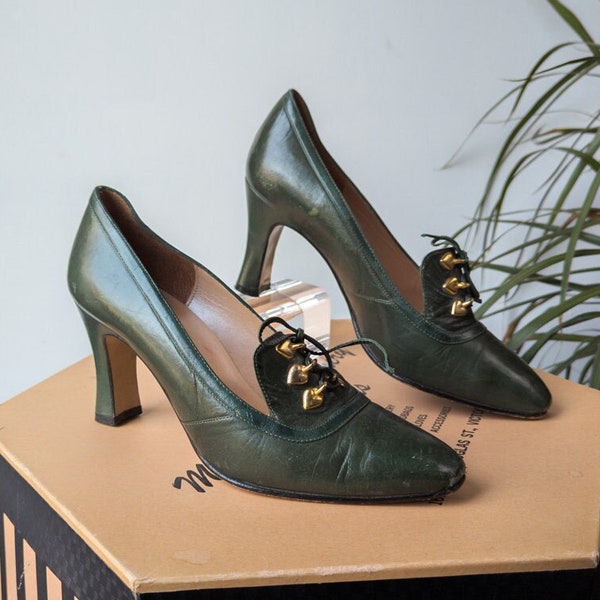 Vintage Sweetheart Mod 1960s Dark Green Leather Lace-up Loafer Heels w/ Gold Novelty Heart Hardware Details Women's 7 or 7.5 Narrow