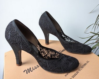 Vintage 1940s 1950s Black Spiderweb Lace Pumps Round Toe High Heel Shoes 40's 50's Pinup Style / 7.5 Narrow