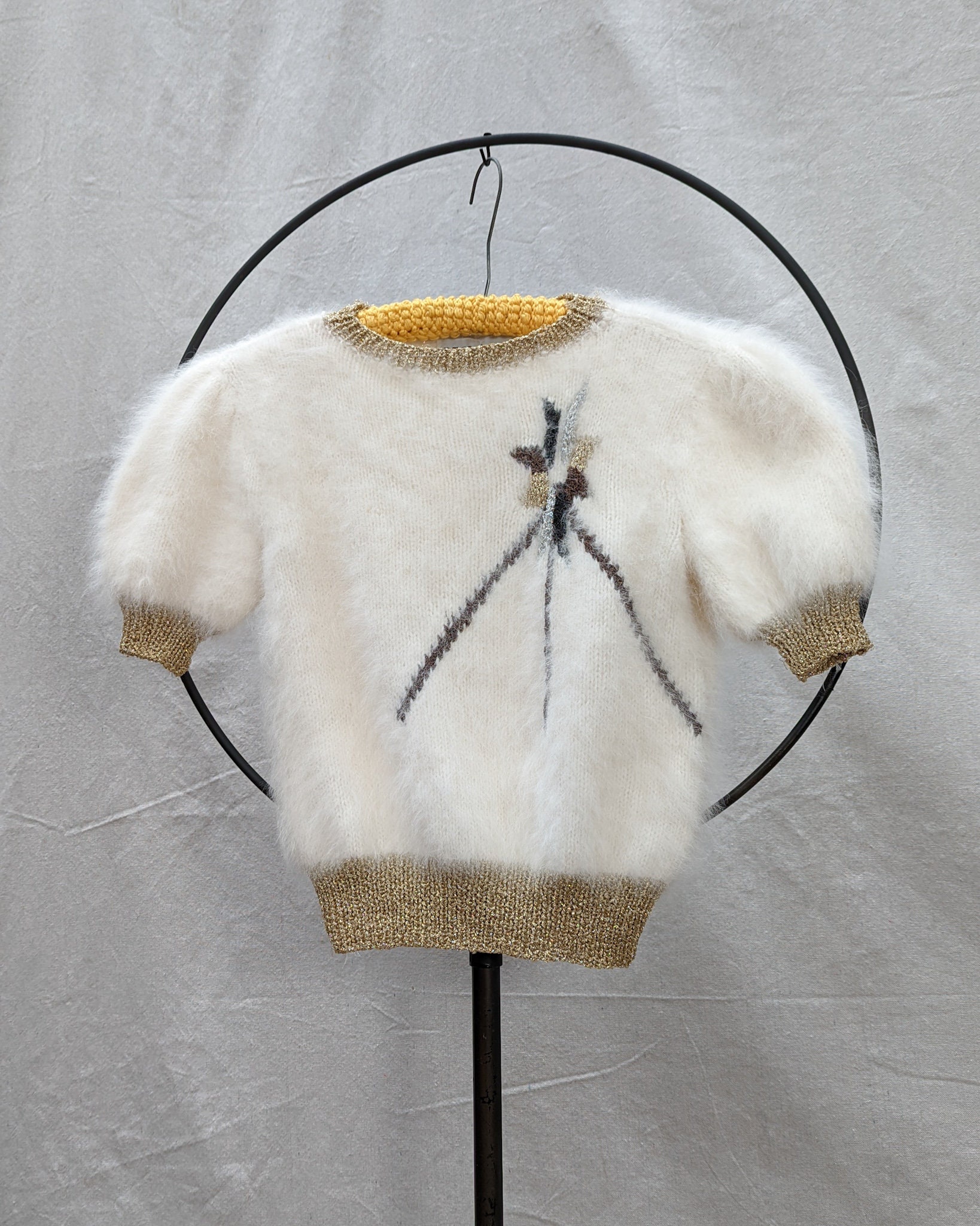 Zeldzame Vintage jaren 1980 Pom Pom Fluffy Cropped Angora Bombshell Trui Wit &Goud Lurex Crop Top Puff Sleeve Knit 80's Fuzzy Rabbit Fur Tee Kleding Dameskleding Sweaters Pullovers 