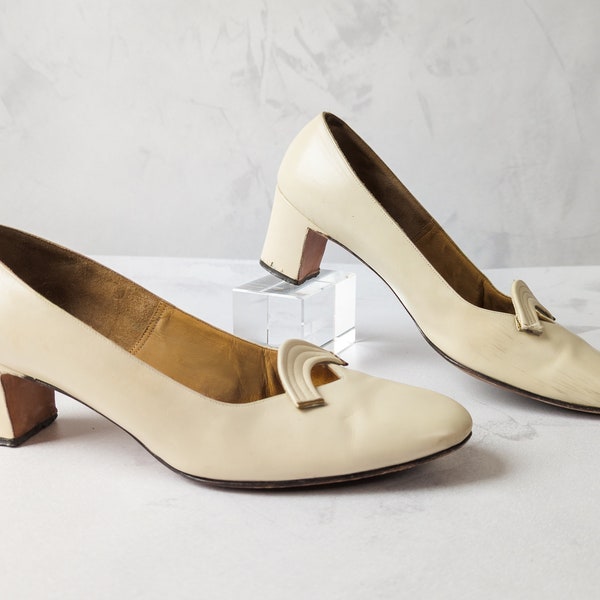 Vintage 60s Cream White Leather Mod Heels Cutout Detail Low Block Heel Pump Shoes / 6.5