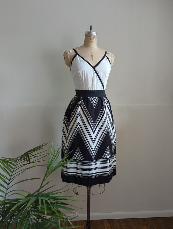 Vintage 70s White & Black Chevron Cotton Summer D… - image 1