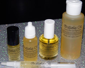 Puede incluir: Cuatro botellas de aceite para cutículas de diferentes tamaños con tapas blancas. Las botellas están etiquetadas con "Cuticle Oil" e incluyen la dirección del sitio web "www.VibrantVinyls.com". Las botellas están sobre una superficie brillante e iridiscente.