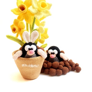 moles with daffodils, crochet pattern by mala designs ®