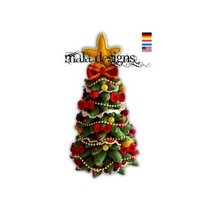 Può includere: Un albero di Natale all'uncinetto verde con fiocchi rossi, una stella gialla e perline dorate. L'albero è decorato con piccoli ornamenti gialli e rossi.