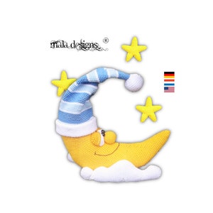Könnte beinhalten: Eine gehäkelte gelbe Mondsichel mit einer blau-weiß gestreiften Schlafkappe, die mit geschlossenen Augen lächelt. Der Mond ist von weißen Wolken und vier gelben Sternen umgeben. Der Text "mala designs" ist oben links sichtbar.