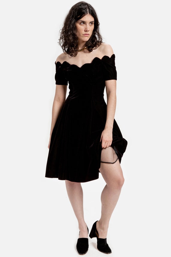 80s Scalloped Off The Shoulder Velvet Dress XS