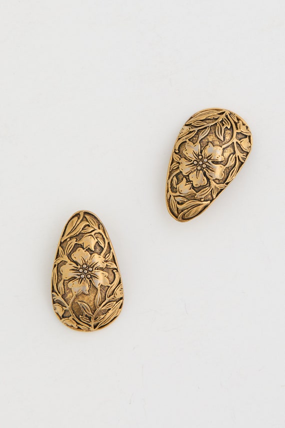 80s Gold Etched Floral Tear Drop Earrings - image 2