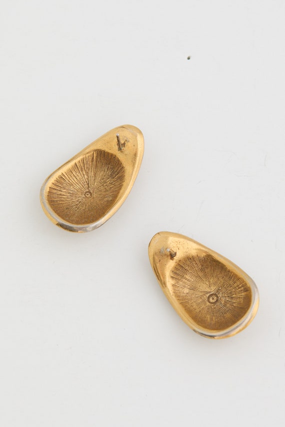 80s Gold Etched Floral Tear Drop Earrings - image 6