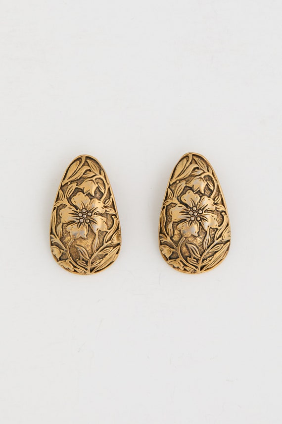 80s Gold Etched Floral Tear Drop Earrings - image 1