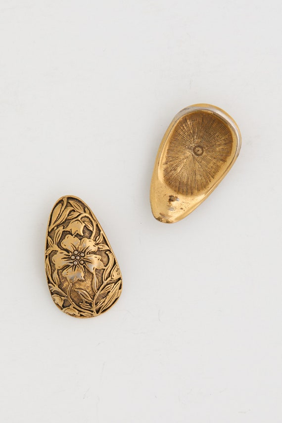 80s Gold Etched Floral Tear Drop Earrings - image 4