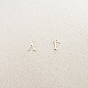 Conector de letras griegas laterales • Chapado en oro de 14 k o plata esterlina • Conector de letras de fraternidad y hermandad griega U2C • Dije de plata