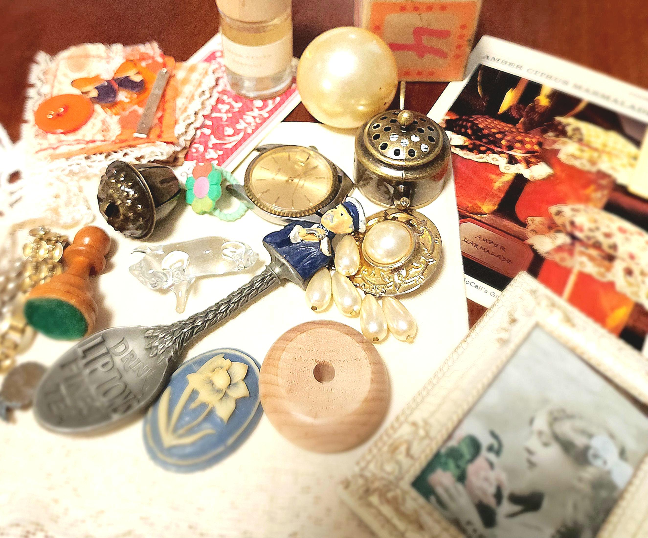 US junk drawer／アメリカのヴィンテージ小物 Vintage Junk Drawer Trinkets: Assemblage Art, Collage & Mixed