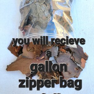 Może przedstawiać: Galonowy worek strunowy wypełniony brązowymi wi&oacute;rkami kory. Worek leży na białym tle. "You will recieve a gallon zipper bag full" napisane jest czarnym kolorem na worku.