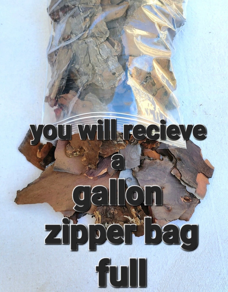 Może przedstawiać: Galonowy worek strunowy wypełniony brązowymi wi&oacute;rkami kory. Worek leży na białym tle. "You will recieve a gallon zipper bag full" napisane jest czarnym kolorem na worku.