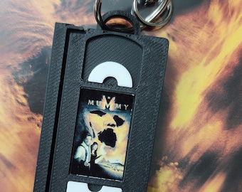 Llavero miniatura de momia impreso en 3D de 2" (5 cm) en formato VHS / Regalo de cumpleaños con temática de los 80 y 90 / Clip para mochila, bolso o llaves