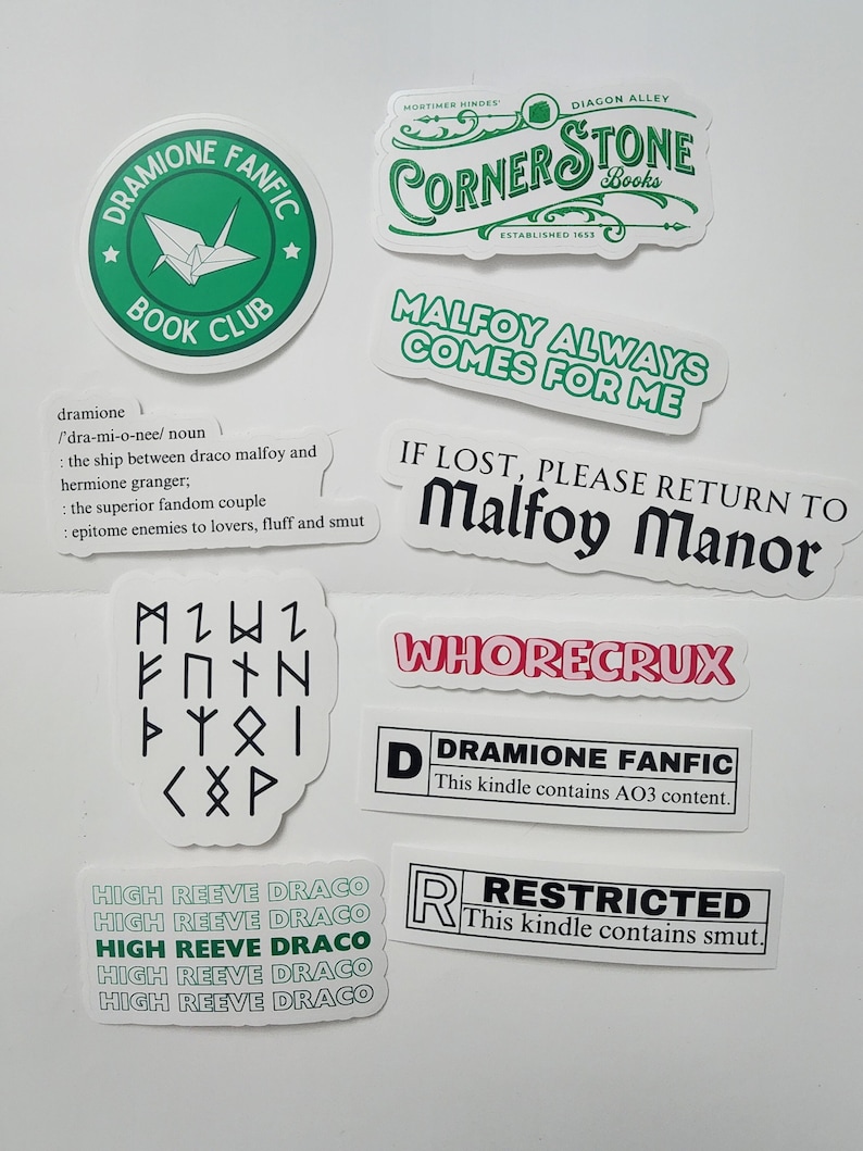 Pu&ograve; includere: Una collezione di nove adesivi con vari design legati al fandom di Harry Potter. Gli adesivi sono verdi, neri, bianchi e rosa. Gli adesivi presentano testo come "Dramione Fanfic", "Malfoy Always Comes For Me", "If Lost, Please Return to Malfoy Manor", "Whorecrux", "Restricted" e "High Reeve Draco".