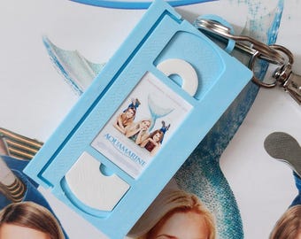 Llavero miniatura de sirena VHS para adolescentes impreso en 3D de 2" / Regalo de cumpleaños con temática de los 80 y 90 / Clip para mochila, bolso o llaves
