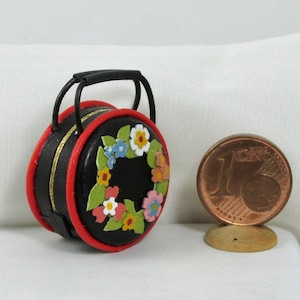 Borsa in pelle in miniatura in scala 1/12, decorata con fiori e foglie