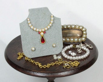 Miniature display of jewelry, various models, 1/12 scale