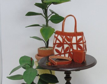 Miniature handbag in linen fabric with leather leaves, belt and wallet , scale 1/12