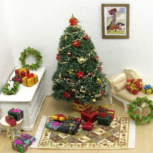 It&#39;s Christmas time! Decorated trees and gift packages, made with care in various models, 1/48 scale