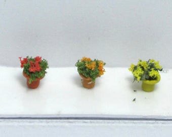 Micro glazed jars with flowers scale 1/144