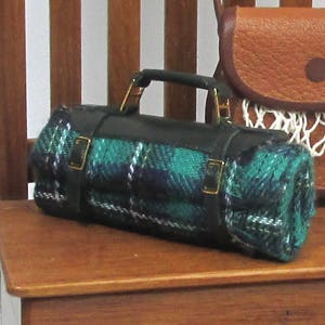 Miniatur-Plaidtasche aus Leder und Stoff, handgemacht, Maßstab 1:12